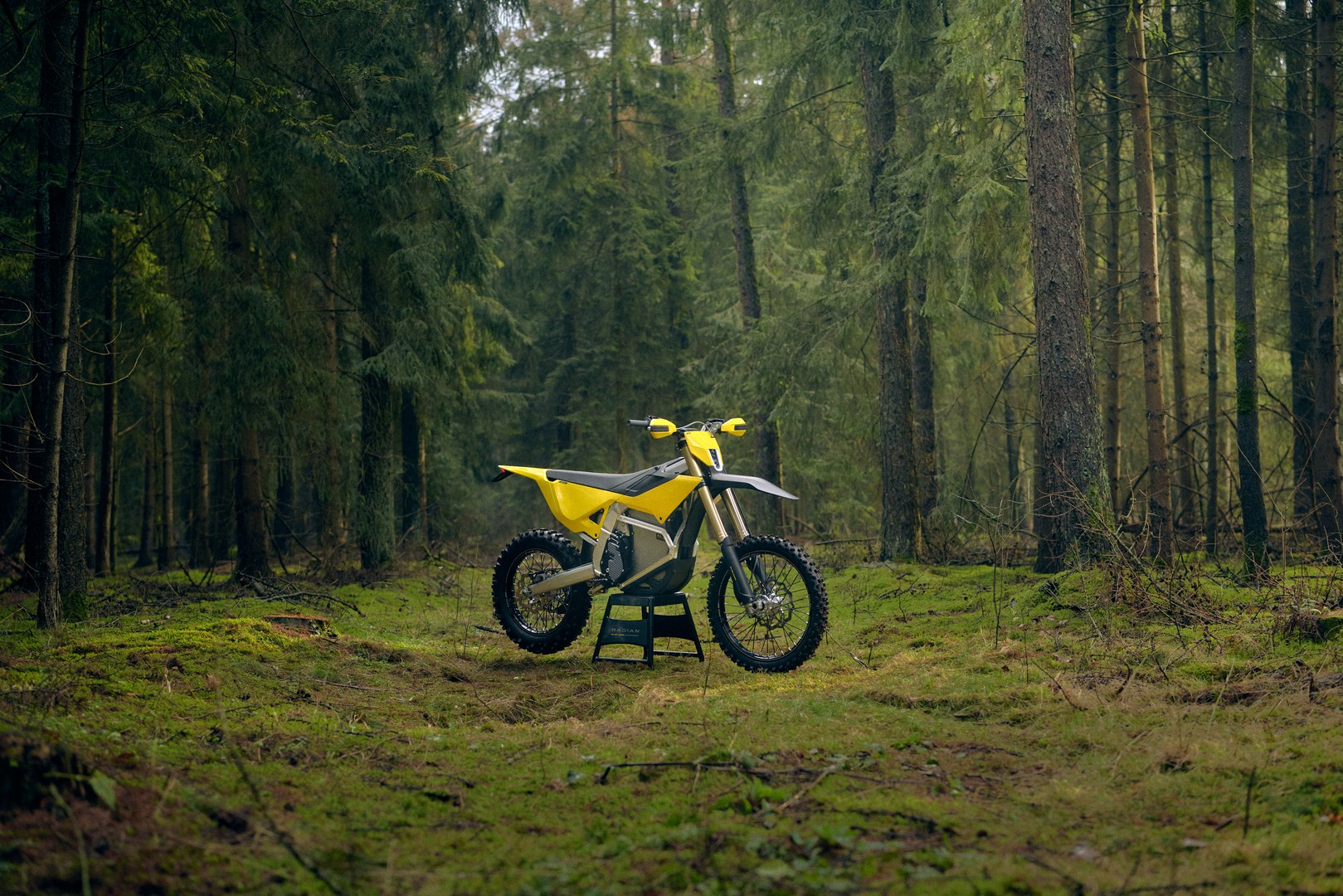 Wereldprimeur uit Twente: Radian onthult elektrische competitie-enduromotor