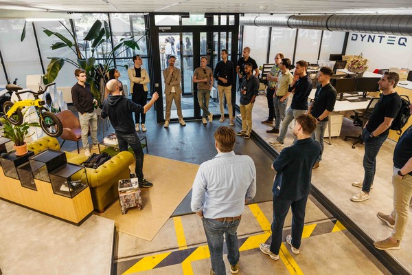Industrieel ontwerpbureau met startup incubatordroom