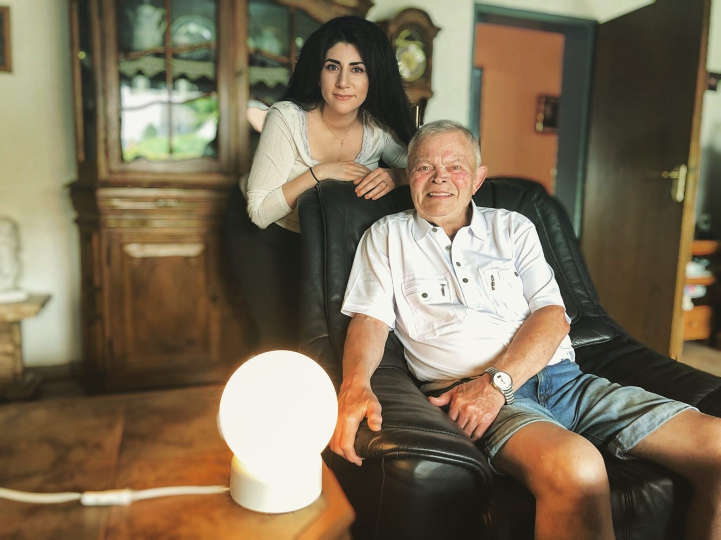 Sefora Tunc (24) helpt eenzame ouderen zich verbonden voelen met de slimme lamp Ibilight.