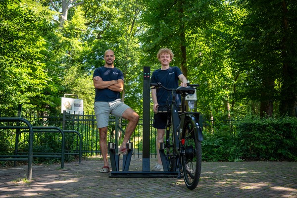 Slim fietsenrek voor het vergrendelen en opladen van e-bikes