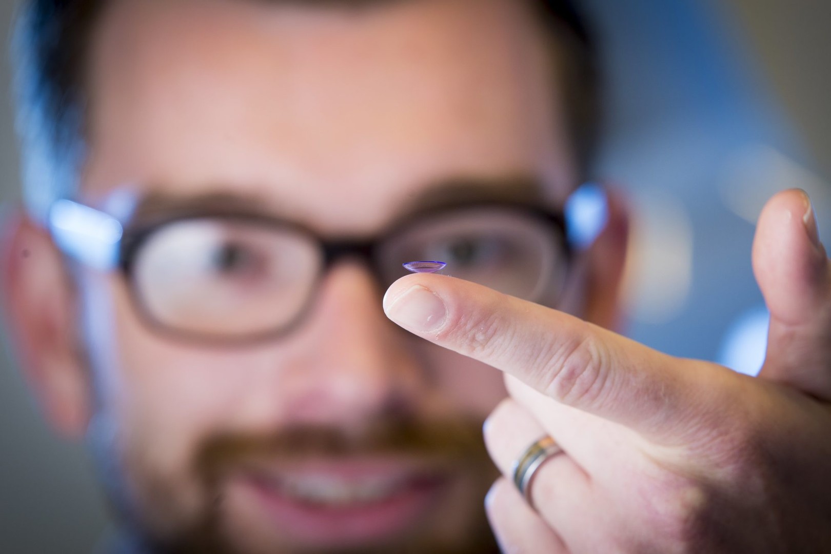 Extreem dunne coating beschermt medische hulpmiddelen tegen vuil en bacteriën.